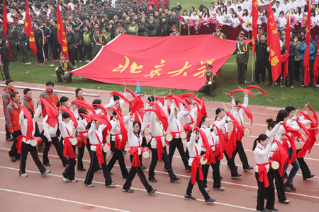 最后,朱善璐宣布北京大学第十九届体育文化节暨2013年运动会开幕.