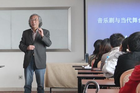 居其宏教授为北大学子讲述"音乐剧与当代舞台变革"