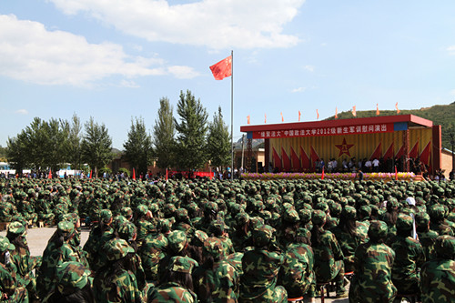 法大"中国政法大学2012级新生军训慰问演出在八达岭学生军训基地举行